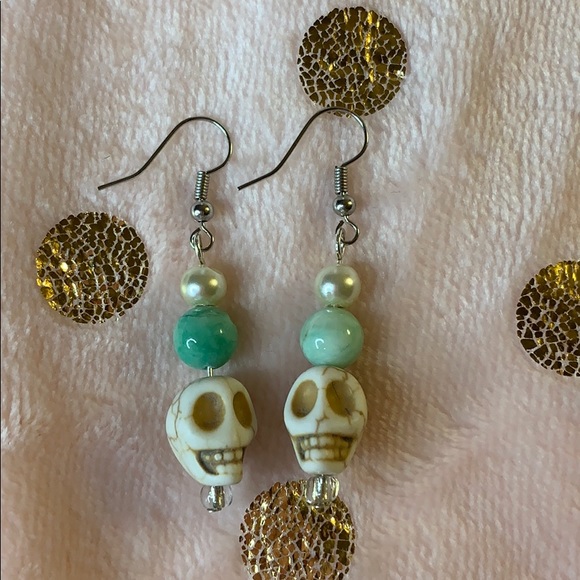 Skull and pearl earrings - Picture 2 of 2
